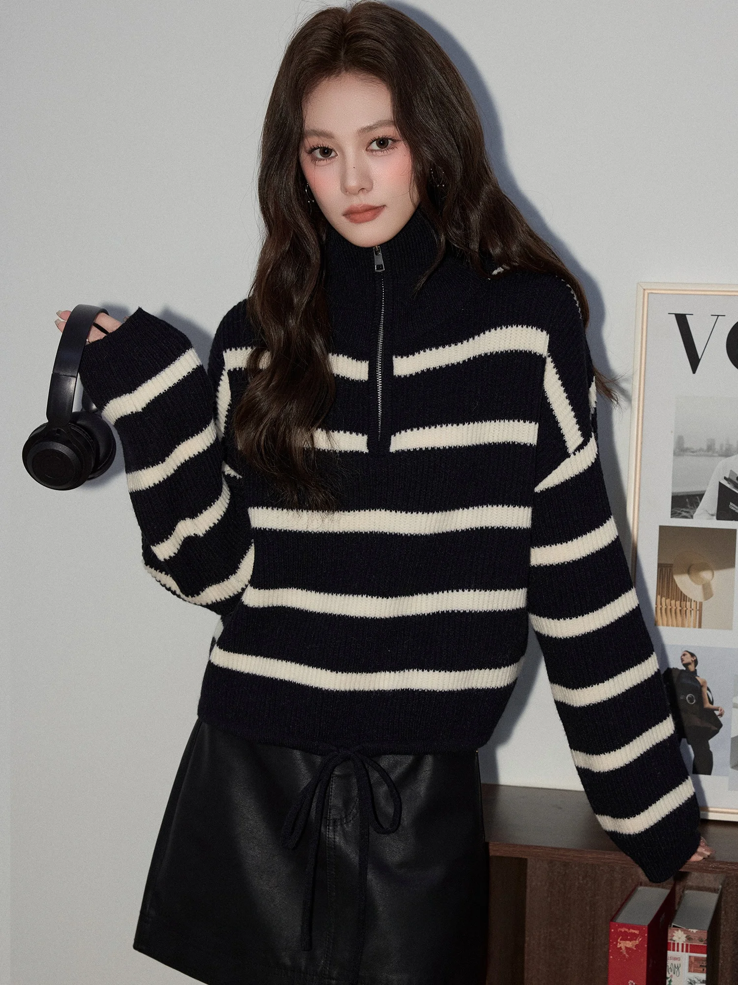 Утепленный вязаный свитер с воротником на молнии и полосками для женщин, осенне-зимняя новинка, свободный крой, мягкий, в стиле кэжуал
Утепленный вязаный свитер с воротником на молнии и полосками для женщин, осенне-зимняя новинка, свободный крой, мягкий, в стиле кэжуал