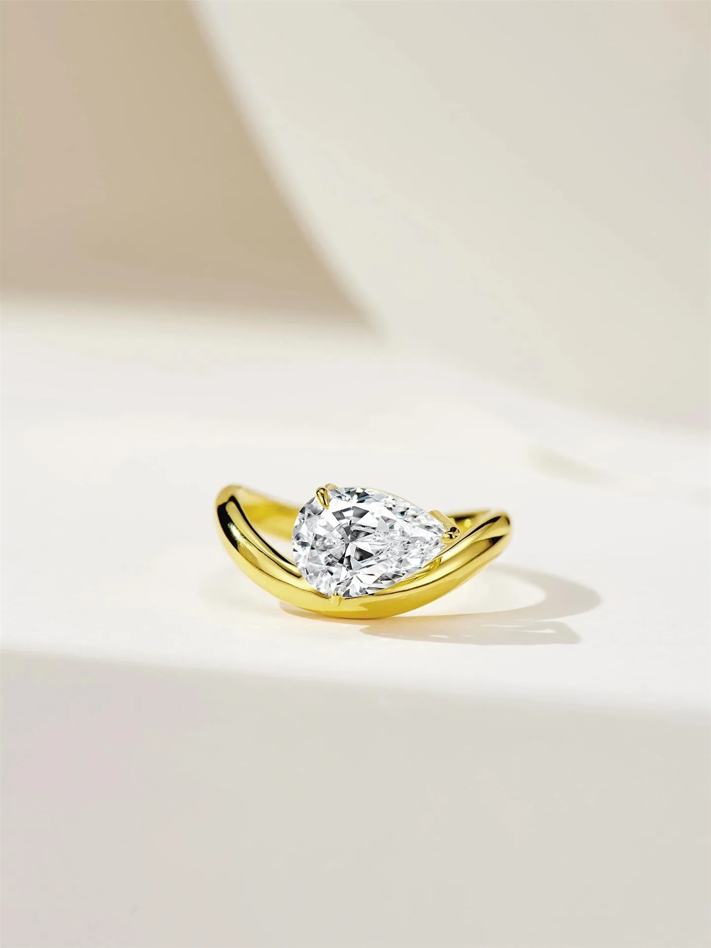 18K Solid Gold, IGI Lab-Grown Diamond, Teardrop/Ellipse 2CT Engagement Ring, Curved Band, Custom Jewelry
18K Solid Gold, IGI Lab-Grown Diamond, Teardrop/Ellipse 2CT Engagement Ring, Curved Band, Custom Jewelry