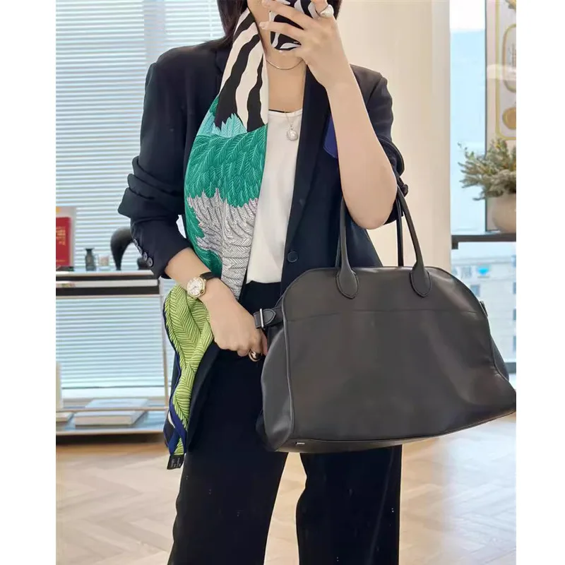 Luxury Designer Twill Silk Scarf Women Designers Hand Rolled Shawls Bag Head Bandanas Belt Accessories Gift 90cm
Luxury Designer Twill Silk Scarf Women Designers Hand Rolled Shawls Bag Head Bandanas Belt Accessories Gift 90cm