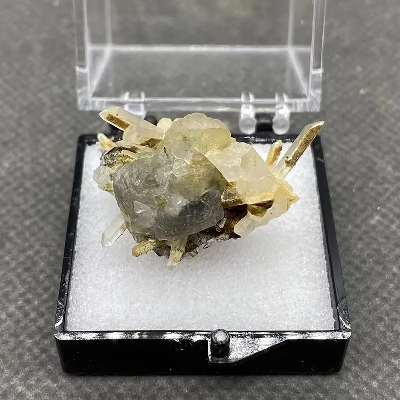 100% Natural Inner Mongolia matrix transparent fluorite Mineral specimen cluster Stones and crystals Healing crystal
100% Natural Inner Mongolia matrix transparent fluorite Mineral specimen cluster Stones and crystals Healing crystal