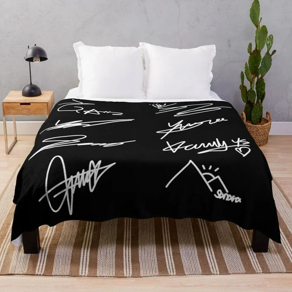 ATEEZ SIGNATURES Throw Blanket
ATEEZ SIGNATURES Throw Blanket