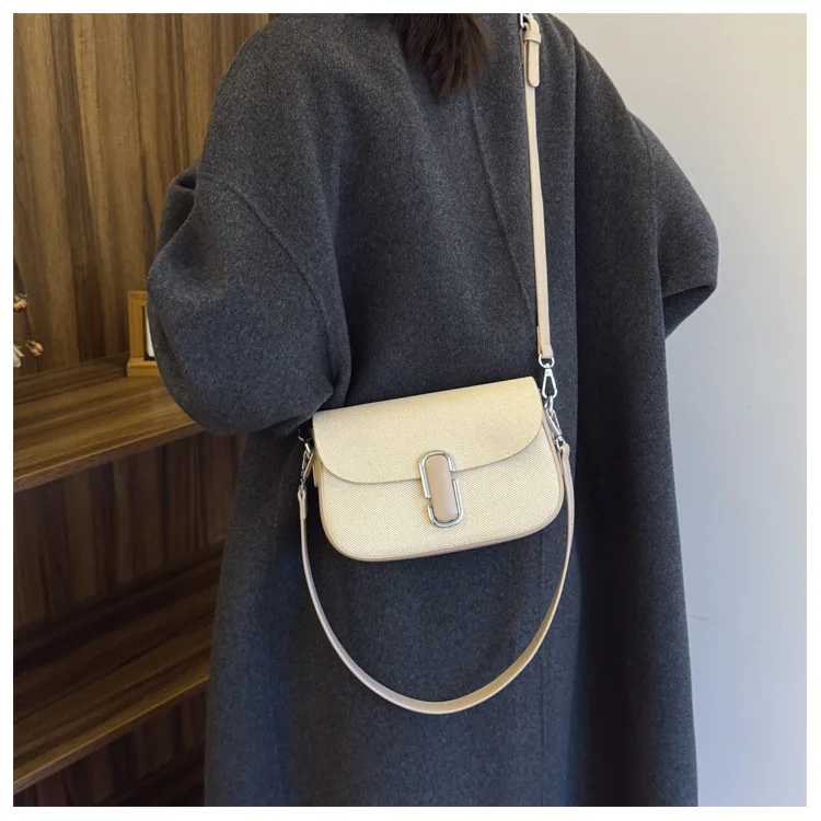 Popular simple small square bag 2025 new versatile fashion messenger bag high-end women's bag shoulder bag
Popular simple small square bag 2025 new versatile fashion messenger bag high-end women's bag shoulder bag