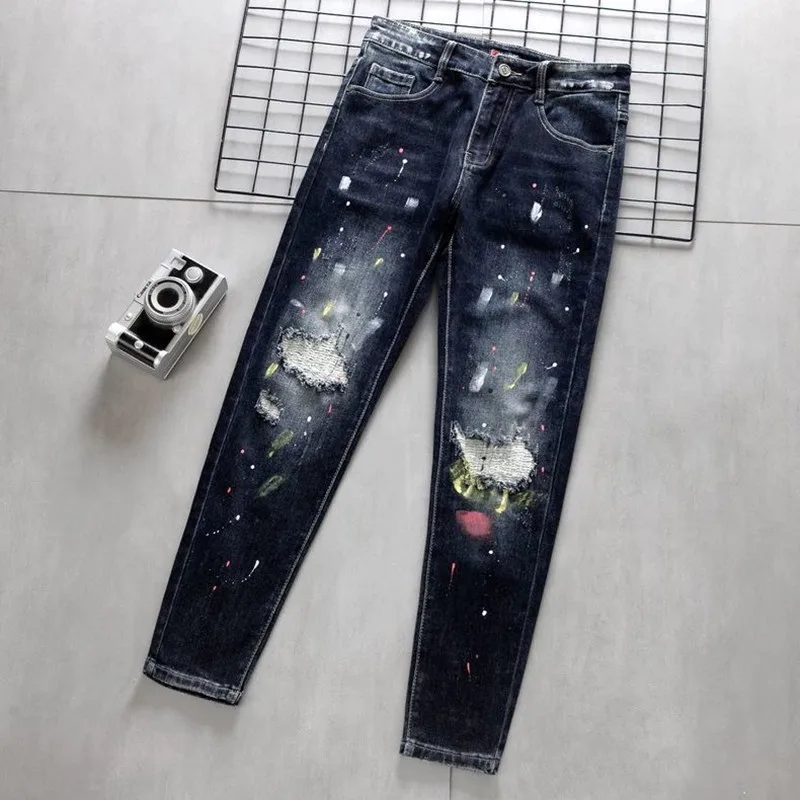 Spring and Autumn New Fashion Trend Printed Perforated Straight Leg Elastic Jeans For Men's Casual Sports High-Quality Jeans
Spring and Autumn New Fashion Trend Printed Perforated Straight Leg Elastic Jeans For Men's Casual Sports High-Quality Jeans