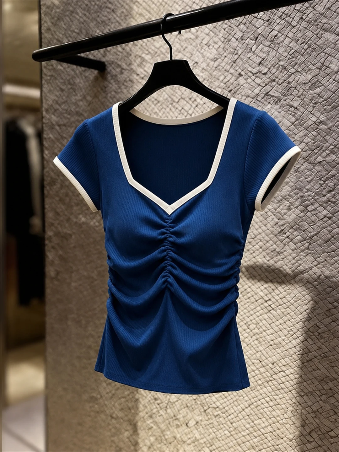Fashionable Knitted Top Women's Slim Fit Ice Silk Short Sleeve Waist-Cinching Summer 2026 V-Neck Color Korean Style
Fashionable Knitted Top Women's Slim Fit Ice Silk Short Sleeve Waist-Cinching Summer 2026 V-Neck Color Korean Style