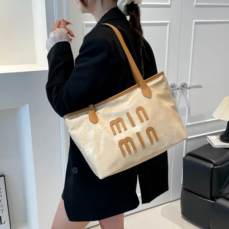  Роскошная большая сумка 2025 года, просторная женская сумка через плечо, пригородная сумка с верхней ручкой, текстурированная сумка через плечо, сумка через плечо «день-ночь»
Роскошная большая сумка 2025 года, просторная женская сумка через плечо, пригородная сумка с верхней ручкой, текстурированная сумка через плечо, сумка через плечо «день-ночь»