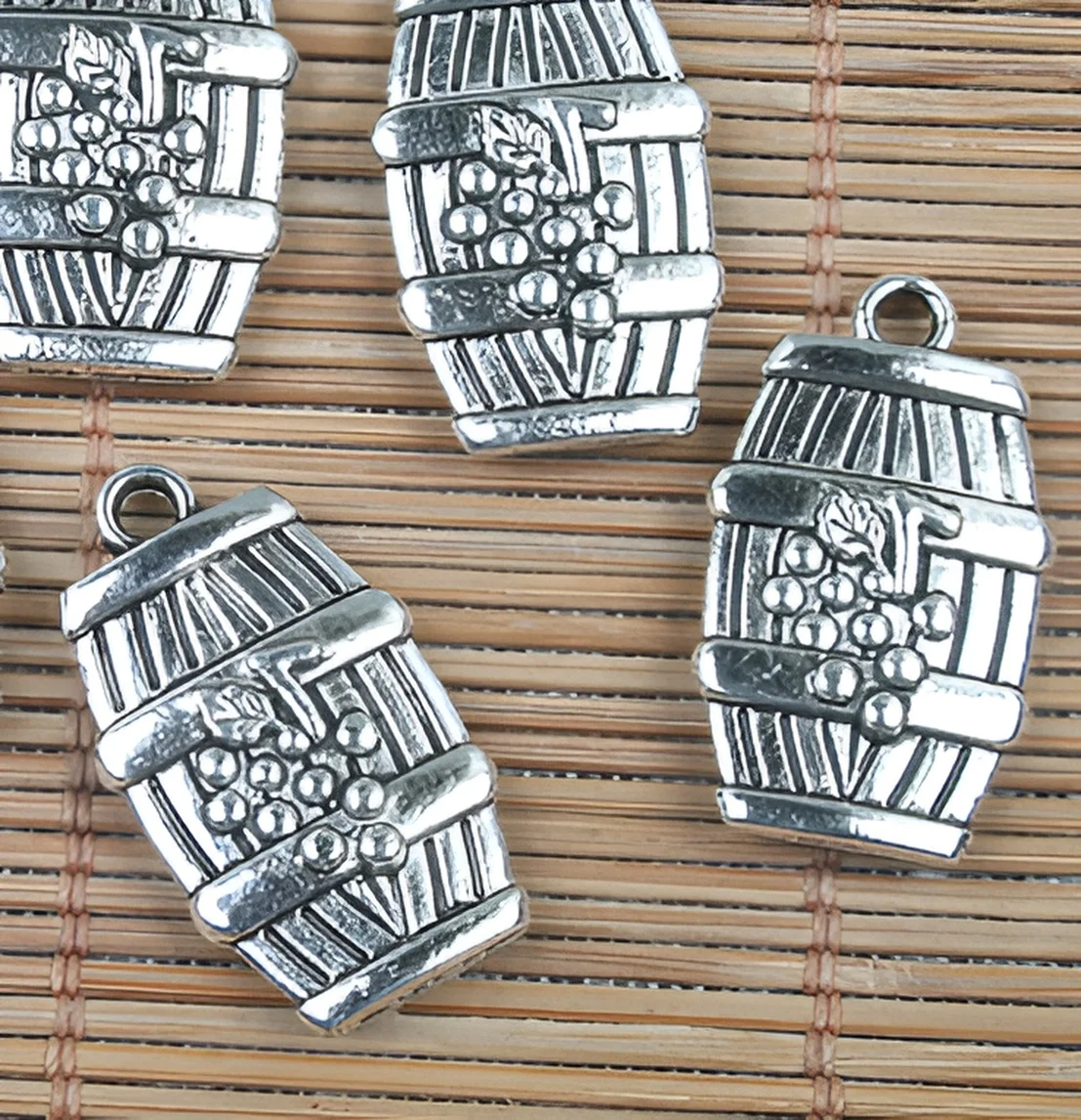 10pcs 25*14mm Alloy metal 2side wine barrel design pendants for jewelry handmade HWZ0045
10pcs 25*14mm Alloy metal 2side wine barrel design pendants for jewelry handmade HWZ0045