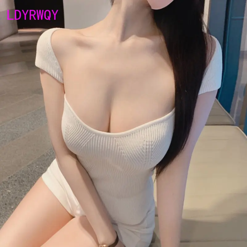 South Korea's new tight sexy low-cut show-chest woman short sleeve knitted T-shirt woman
South Korea's new tight sexy low-cut show-chest woman short sleeve knitted T-shirt woman