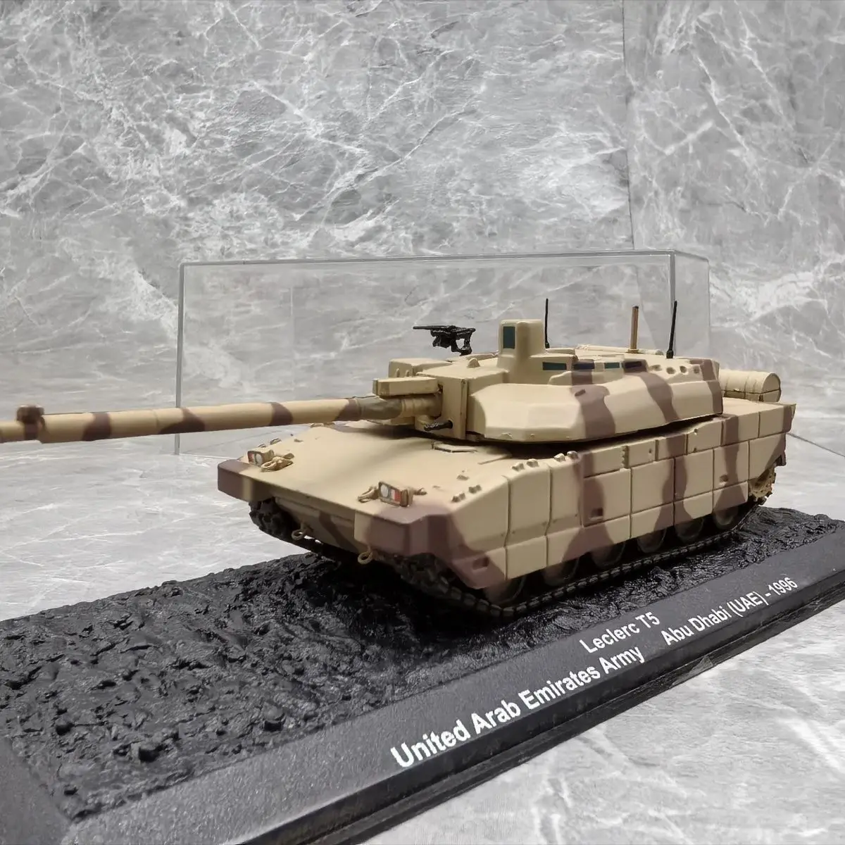 Модель танка Leclerc T5 во французском пустынном камуфляже 1996 года, масштаб 1/72 (основной корпус из сплава + пластиковые детали), коллекционная модель.
Модель танка Leclerc T5 во французском пустынном камуфляже 1996 года, масштаб 1/72 (основной корпус из сплава + пластиковые детали), коллекционная модель.