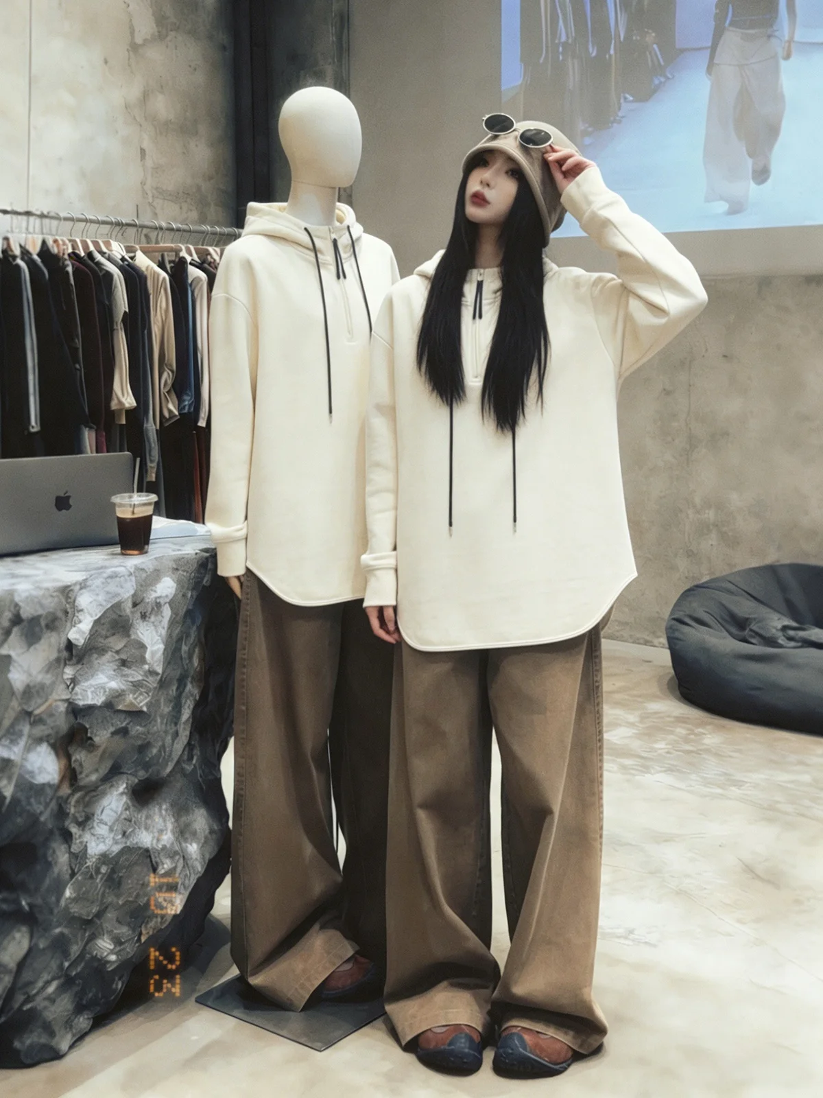 Loose Women's Hoodie Winter Faion Casual Long Zipper Design Bot Covering Top Comfortable Base irt Daily Wear
Loose Women's Hoodie Winter Faion Casual Long Zipper Design Bot Covering Top Comfortable Base irt Daily Wear