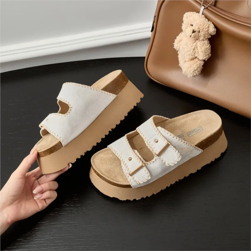 The 2025 new style of silver high-end flip-flops with inner height increase for women to wear as outerwear in summer
The 2025 new style of silver high-end flip-flops with inner height increase for women to wear as outerwear in summer