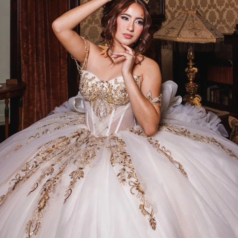 White Quinceanera Dresses Off the Shoulder Glitter Crystal Decal Lace Layering Long tail Bow Vestido De 15 Quinceanera Customize
White Quinceanera Dresses Off the Shoulder Glitter Crystal Decal Lace Layering Long tail Bow Vestido De 15 Quinceanera Customize