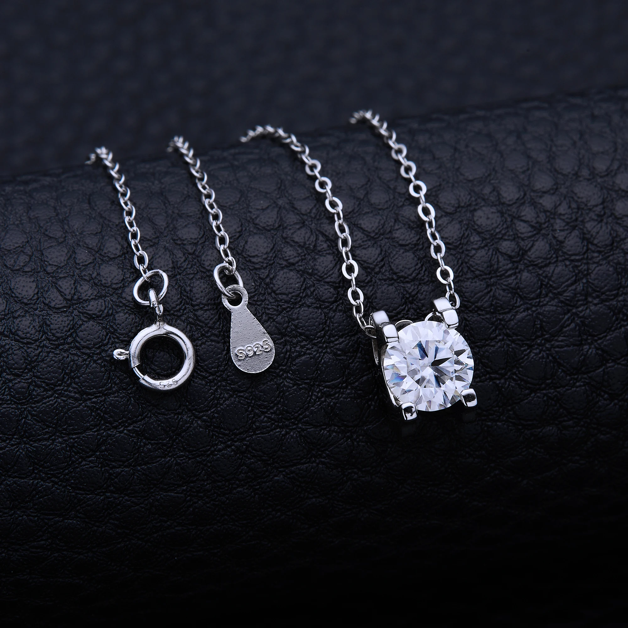 Eme jewe New Classic Pendant S925 Silver Inlaid D-Color Moissanite Unisex Necklace
Eme jewe New Classic Pendant S925 Silver Inlaid D-Color Moissanite Unisex Necklace