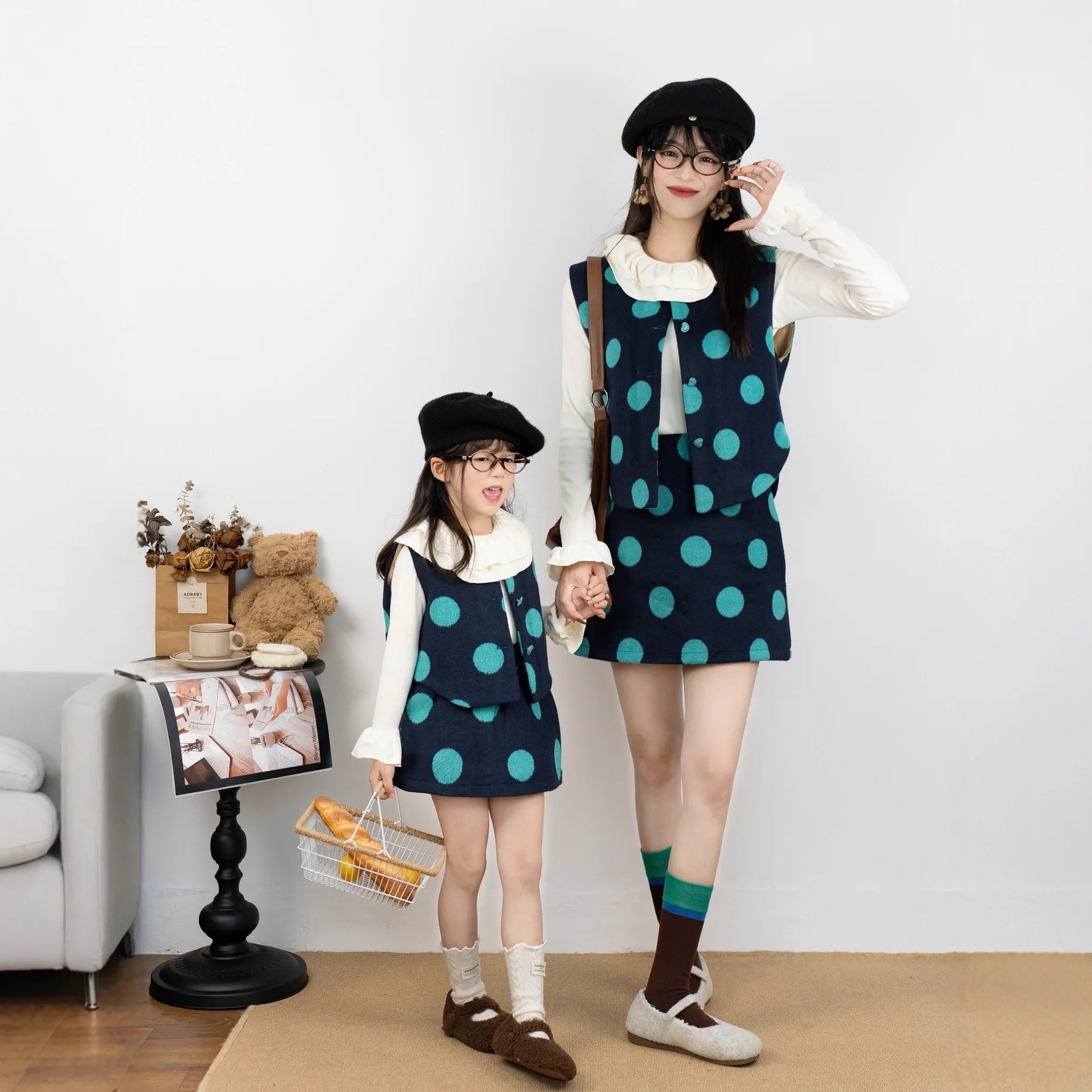 2026 Winter Korean Style Mother Daughter Matching Outfit Retro Dot Print Vest Skirt Set Two Piece Suits Family Matching Clothes
2026 Winter Korean Style Mother Daughter Matching Outfit Retro Dot Print Vest Skirt Set Two Piece Suits Family Matching Clothes