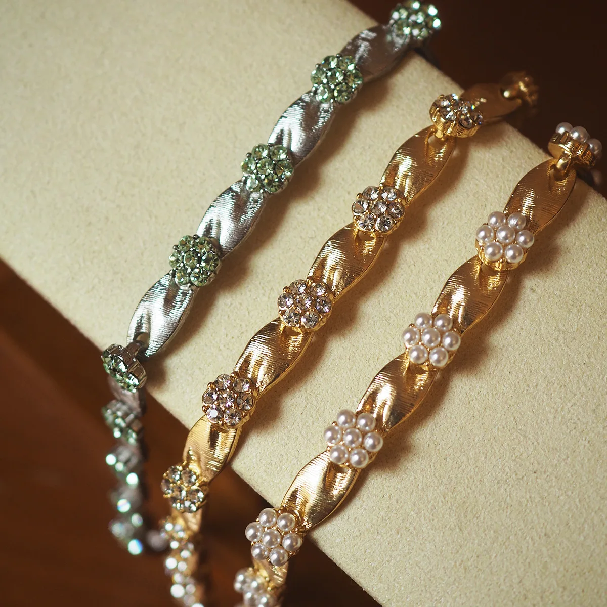 2025 New Luxury-Look Birthday Ribbon Necklace - Diamond-Look Inlaid Brushed Finish Pearl Simulant Retro-Inspired Artisan Jewelry
2025 New Luxury-Look Birthday Ribbon Necklace - Diamond-Look Inlaid Brushed Finish Pearl Simulant Retro-Inspired Artisan Jewelry