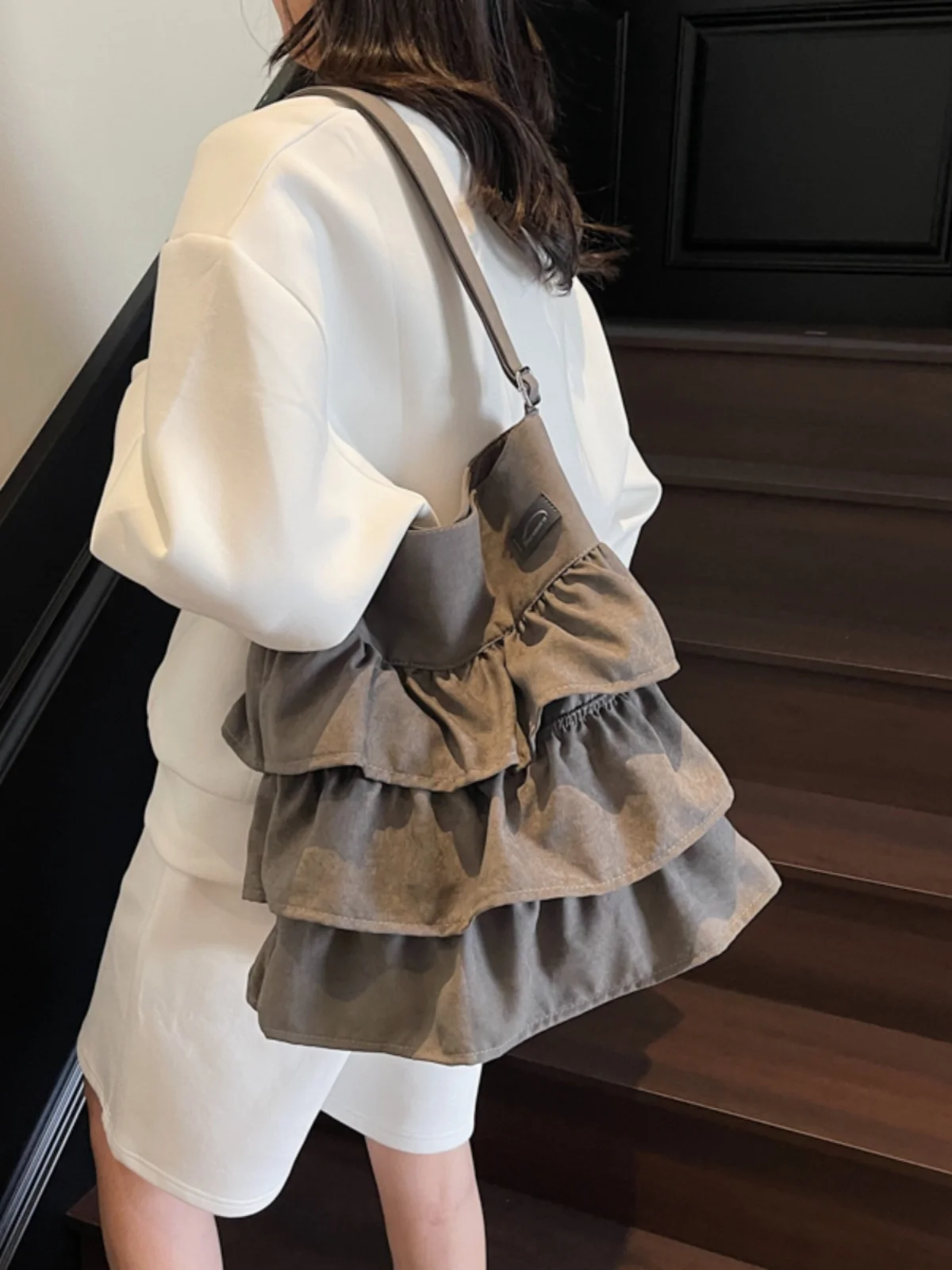 Retro Tote Bag with Skirt Hem Canvas Shoulder Bag Large Capacity Commuter Friendly Women's Bag Ballet Style 2025 Spring Fashion
Retro Tote Bag with Skirt Hem Canvas Shoulder Bag Large Capacity Commuter Friendly Women's Bag Ballet Style 2025 Spring Fashion