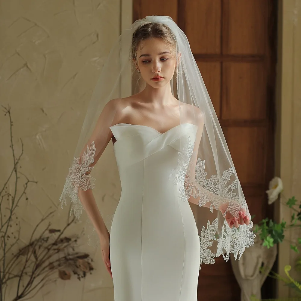 Short Fingertip Length Wedding Veils Lace Edge Wedding Party Bride to be Marrige Accessories
Short Fingertip Length Wedding Veils Lace Edge Wedding Party Bride to be Marrige Accessories