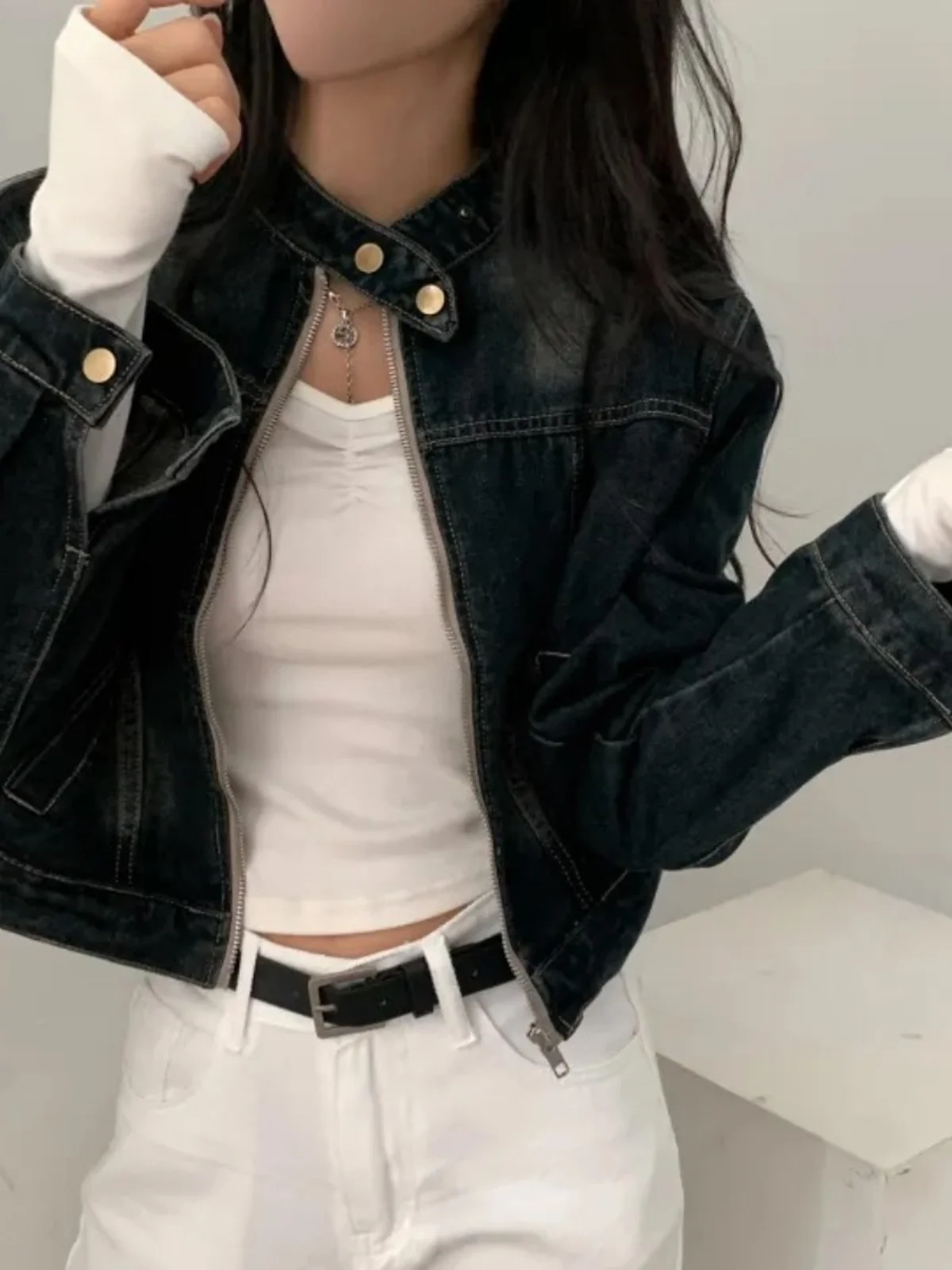Chic Short Denim Jacket Women's Fashionable Long Sleeve Stand Collar Zipper Design Versatile Autumn Outerwear Commute Style
Chic Short Denim Jacket Women's Fashionable Long Sleeve Stand Collar Zipper Design Versatile Autumn Outerwear Commute Style