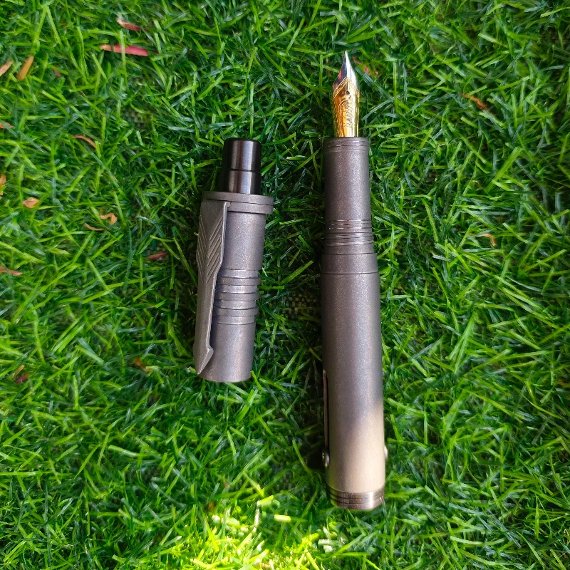 Титановый сплав + циркониевый сплав, ручная полированная поршневая авторучка, матовая карманная ручка BOCK, наконечник Jinhao F, 0,5 мм, роскошная ручка для письма
Титановый сплав + циркониевый сплав, ручная полированная поршневая авторучка, матовая карманная ручка BOCK, наконечник Jinhao F, 0,5 мм, роскошная ручка для письма