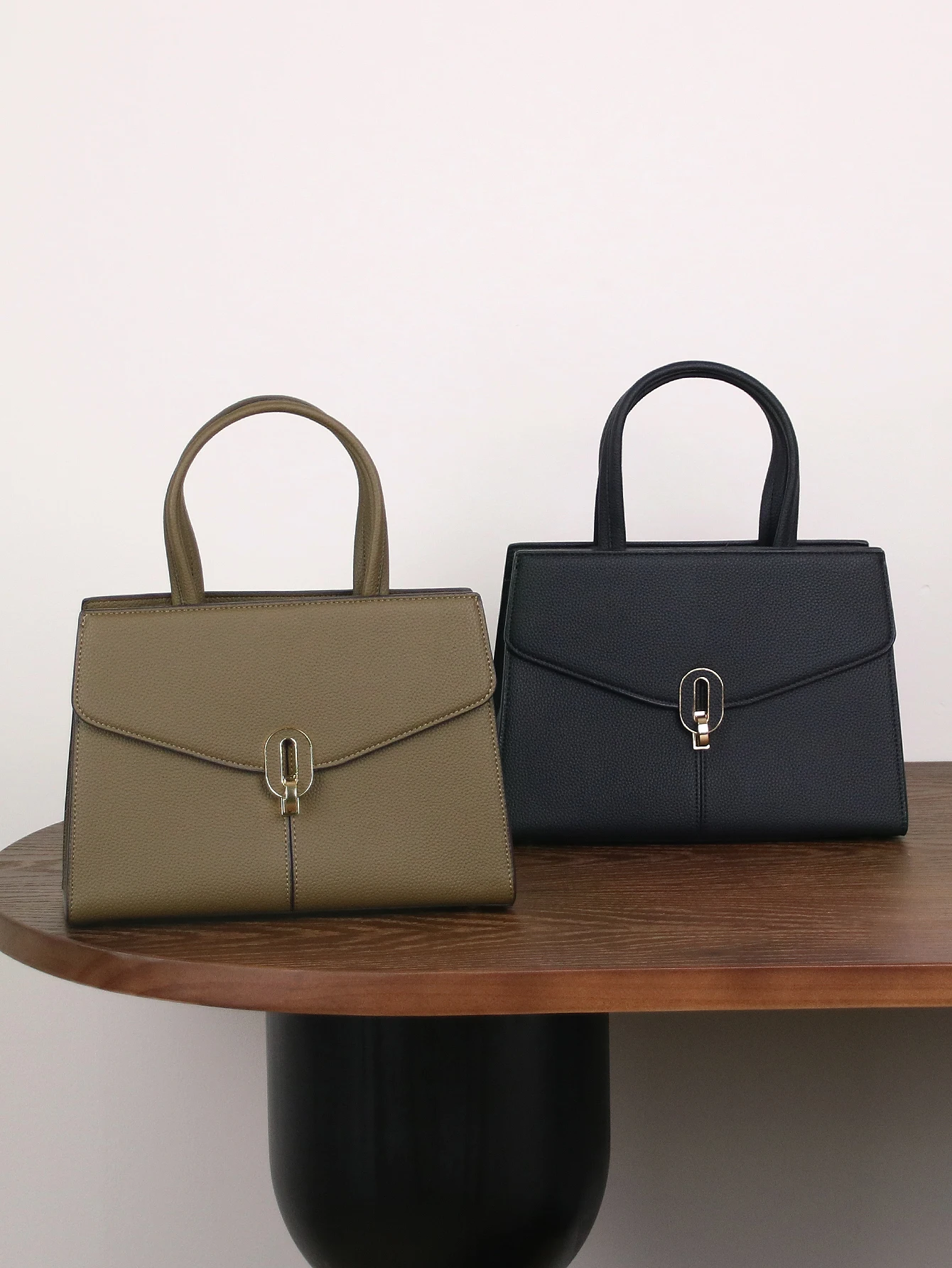 Fashion simple atmosphere handbag 2025 autumn and winter fashion new niche design large capacity commuter high-end handbag tempe
Fashion simple atmosphere handbag 2025 autumn and winter fashion new niche design large capacity commuter high-end handbag tempe