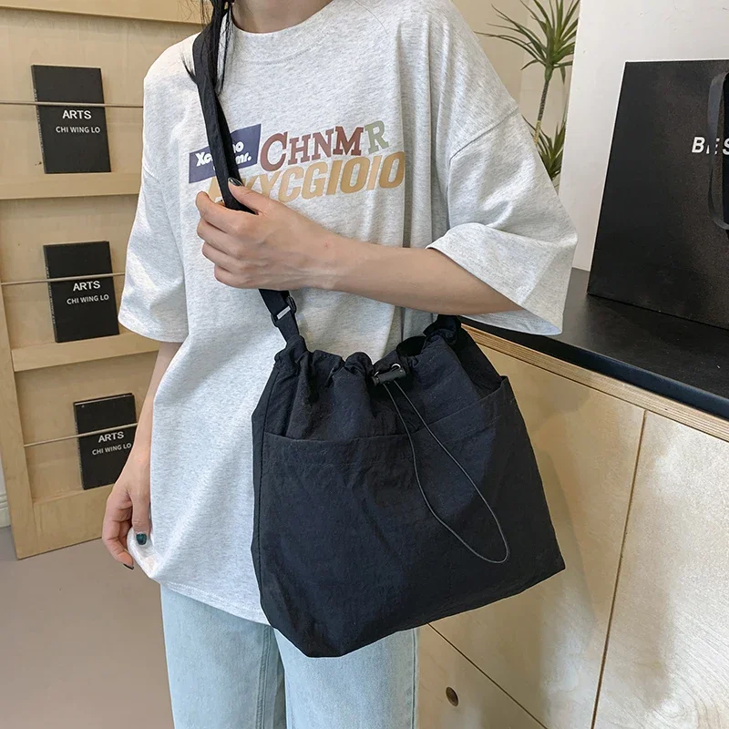 Women Stylish Crossbody Bag Large Capacity Nylon Drawstring Bucket Bag Simple Messenger Bag Adjustable Strap for Outdoor Travel
Women Stylish Crossbody Bag Large Capacity Nylon Drawstring Bucket Bag Simple Messenger Bag Adjustable Strap for Outdoor Travel