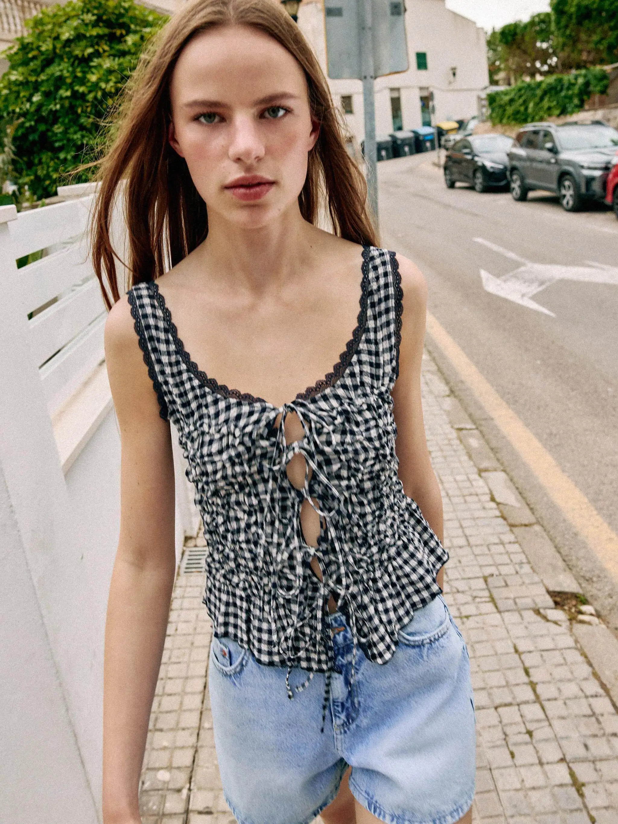 Summer New Women's round Neck Lace Trim Pleated Checkered Strap Top Short Length Sleeveless Chinese Style Fashion
Summer New Women's round Neck Lace Trim Pleated Checkered Strap Top Short Length Sleeveless Chinese Style Fashion