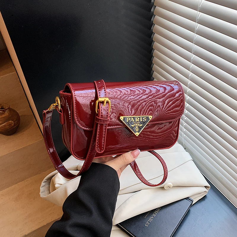 Stylish Casual Diaper Bag Minimalist Solid Color Leather Letter Backpack Vintage Fashionable High-end Commuter for Men Women
Stylish Casual Diaper Bag Minimalist Solid Color Leather Letter Backpack Vintage Fashionable High-end Commuter for Men Women