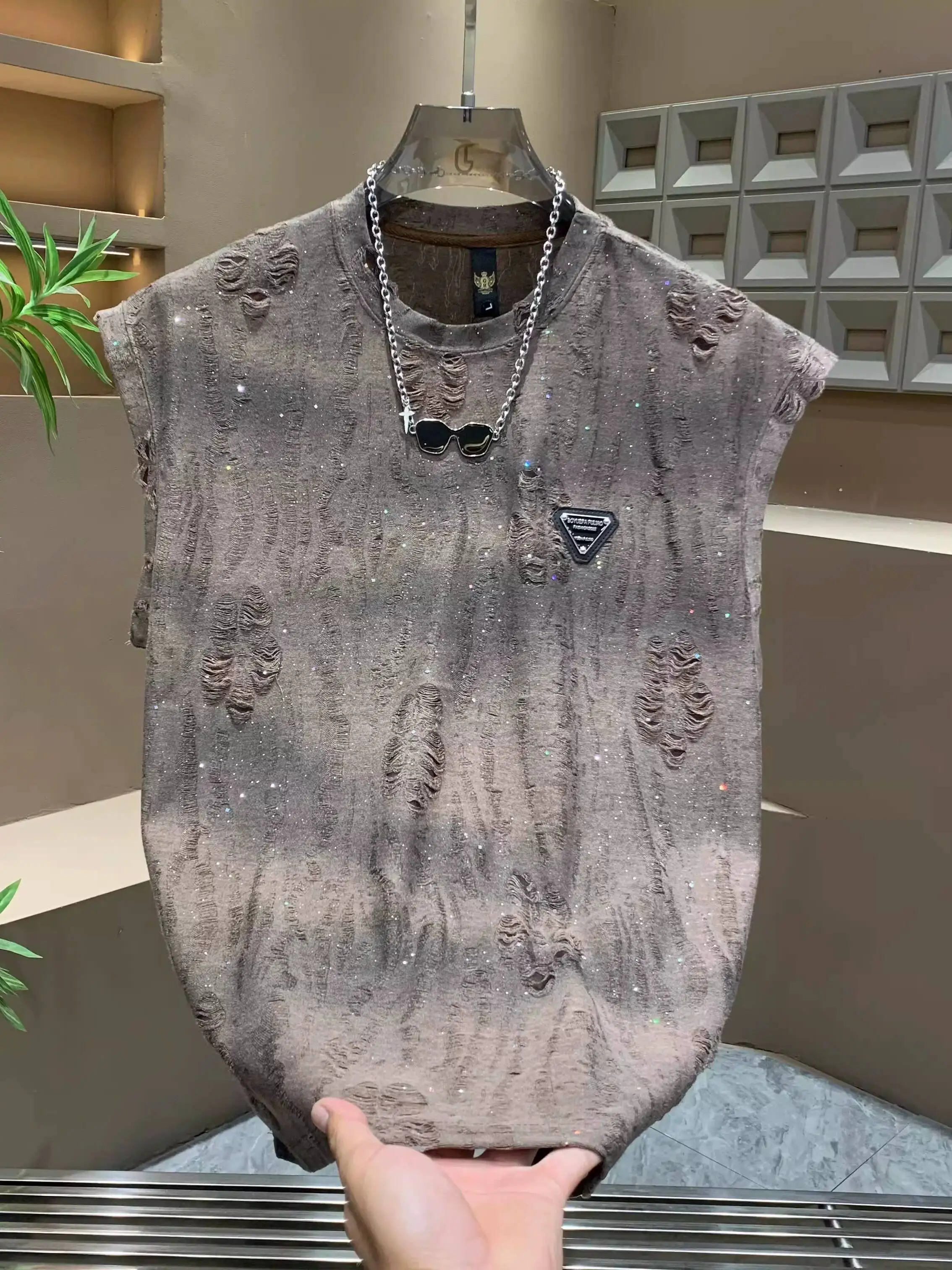 2026 Summer Men Gradient Tie Dye Sleeveless Tank Top Ripped Sequin Design Trendy Casual Sports Vest
2026 Summer Men Gradient Tie Dye Sleeveless Tank Top Ripped Sequin Design Trendy Casual Sports Vest