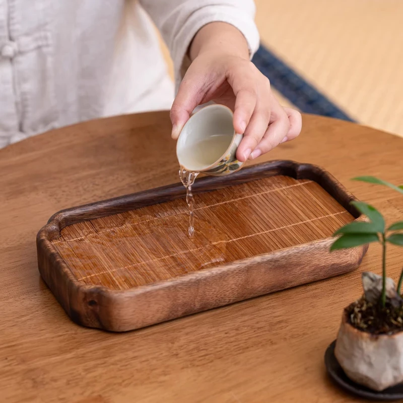 Поднос для сухого чая с бамбуковой поверхностью из орехового дерева, высококачественный сухой столик из массива дерева, чайный столик для домашнего офиса, небольшой чайный поднос
Поднос для сухого чая с бамбуковой поверхностью из орехового дерева, высококачественный сухой столик из массива дерева, чайный столик для домашнего офиса, небольшой чайный поднос