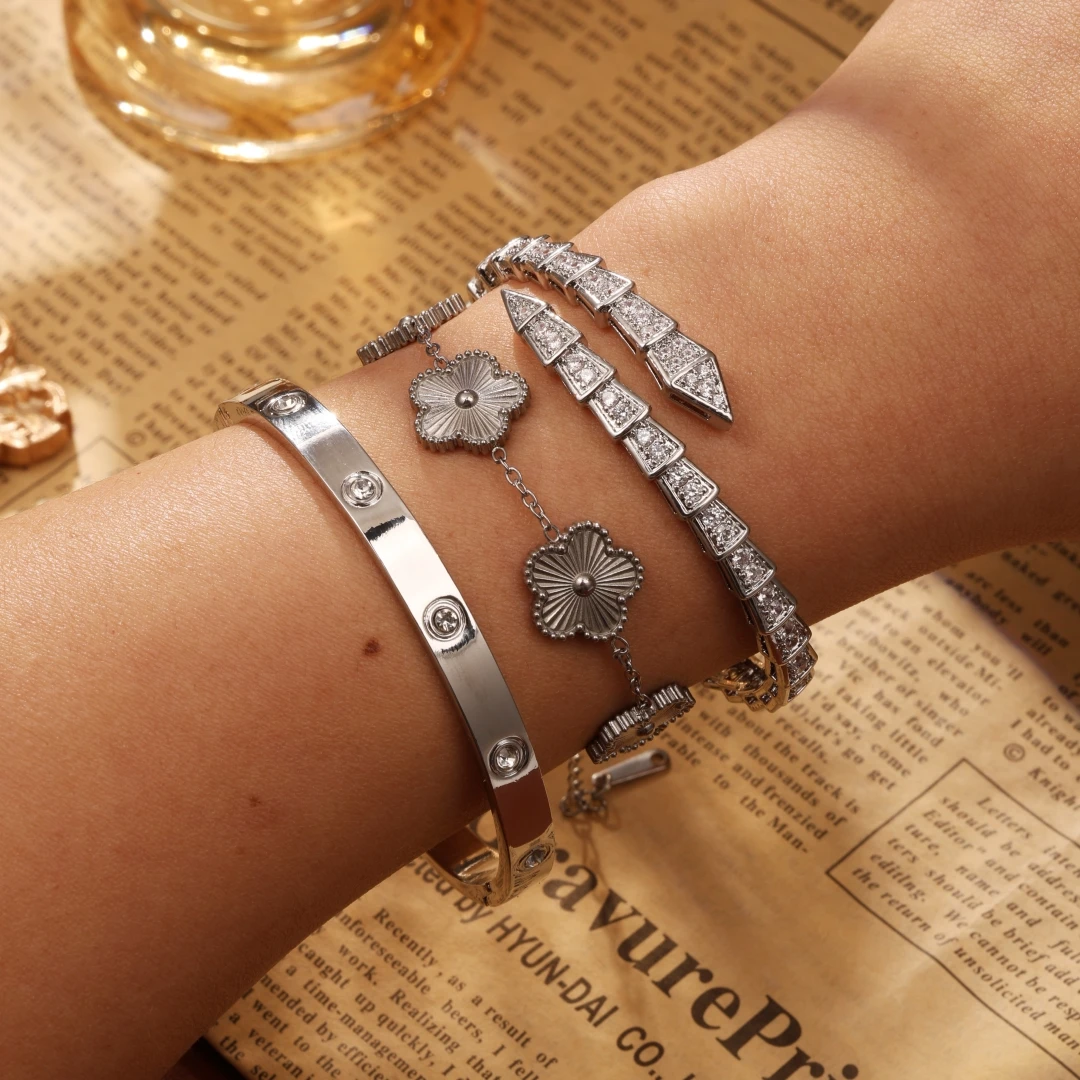 UILZ 3PCS Snake Bone Five-leaf Clover Stacked Bracelet Set For Women High Quality Inlaid Zircon 18K-gold-plated Jewelry Set Gift
UILZ 3PCS Snake Bone Five-leaf Clover Stacked Bracelet Set For Women High Quality Inlaid Zircon 18K-gold-plated Jewelry Set Gift