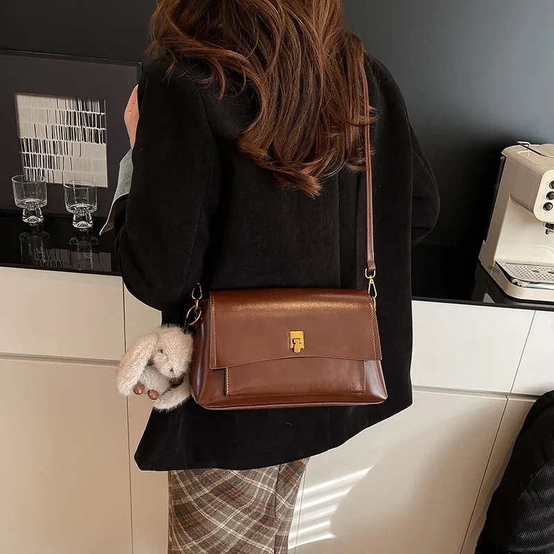 Стильная простая сумка через плечо, высококачественная минималистичная однотонная сумка для женщин, незаменимая для отдыха и бизнеса
Стильная простая сумка через плечо, высококачественная минималистичная однотонная сумка для женщин, незаменимая для отдыха и бизнеса