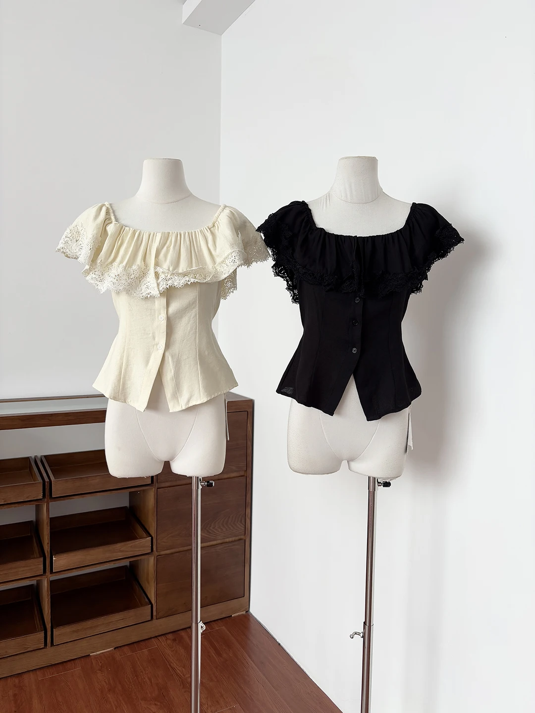 Sweet Style Ruffle Sleeve Short Sleeve Shirt Women's Summer Design Slimming Lace Trim Shoulder Bared Top Commute Style Polyes...
Sweet Style Ruffle Sleeve Short Sleeve Shirt Women's Summer Design Slimming Lace Trim Shoulder Bared Top Commute Style Polyes...