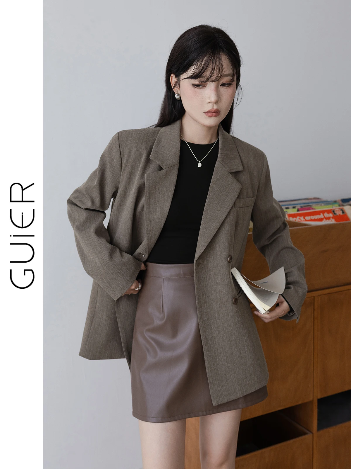 Повседневный женский пиджак свободного кроя, визуально стройнящий, винтажный, с индивидуальным дизайном, осенняя новинка, двубортное пальто с длинными рукавами
Повседневный женский пиджак свободного кроя, визуально стройнящий, винтажный, с индивидуальным дизайном, осенняя новинка, двубортное пальто с длинными рукавами