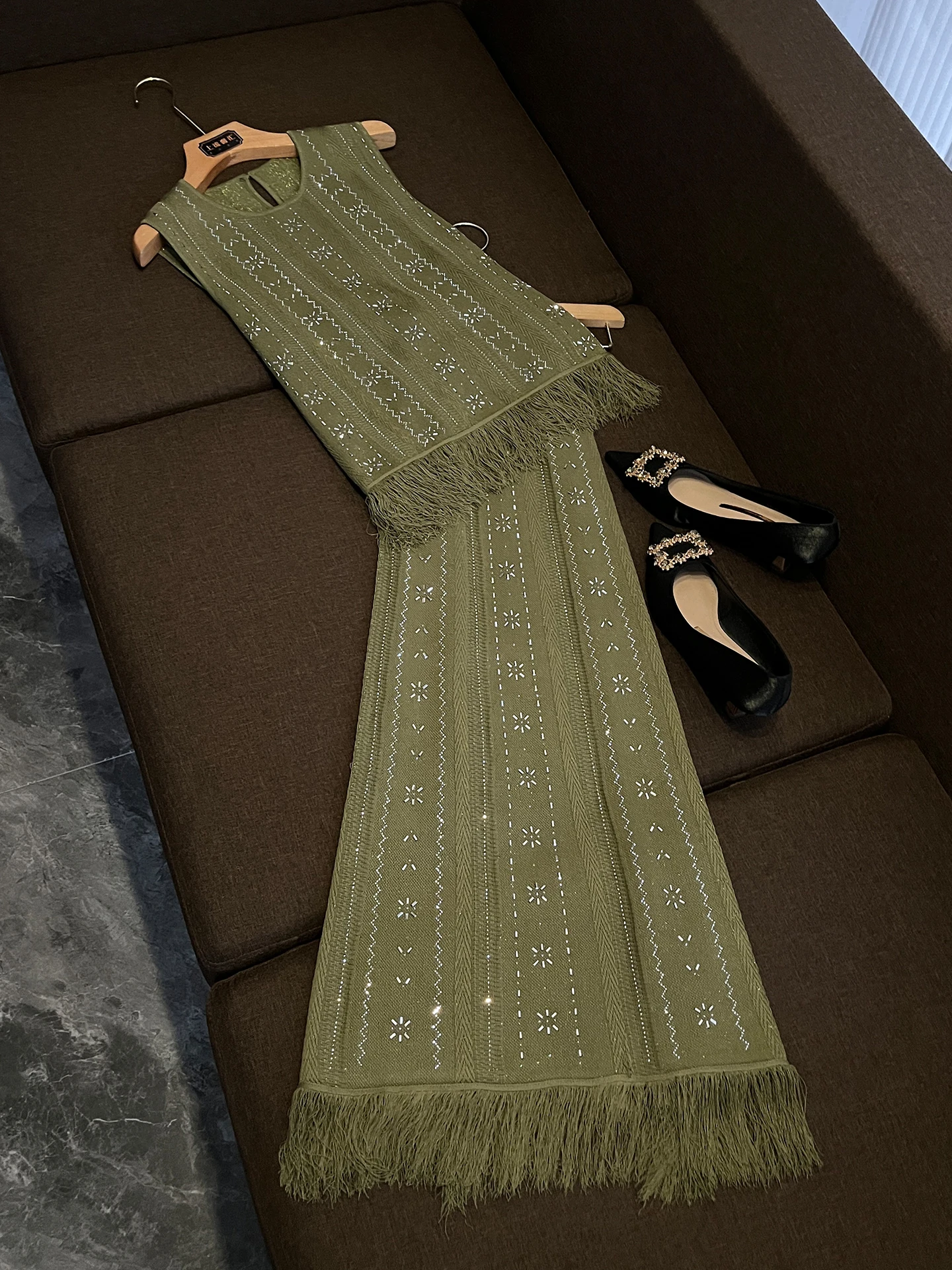 Summer Women's Fringe Sleeveless Vest Skirt Set Heavy Work Design Slimming A-Line Midi Skirt Zipper Closure Fashion Set
Summer Women's Fringe Sleeveless Vest Skirt Set Heavy Work Design Slimming A-Line Midi Skirt Zipper Closure Fashion Set