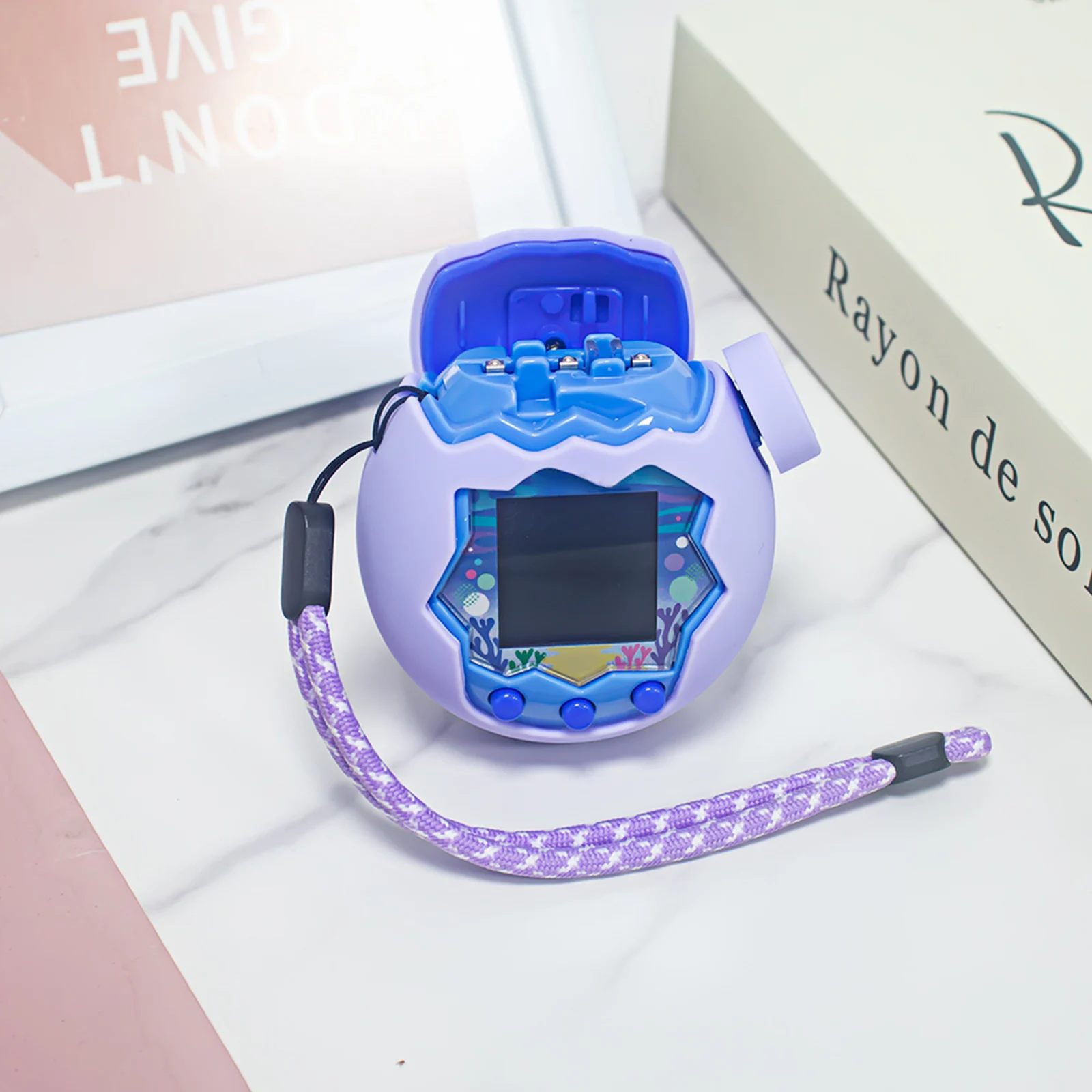 Защитный чехол с ручками для большого пальца и ремешком, мягкий силиконовый чехол, силиконовый чехол с полным покрытием для Tamagotchi Paradise, игровые аксессуары
Защитный чехол с ручками для большого пальца и ремешком, мягкий силиконовый чехол, силиконовый чехол с полным покрытием для Tamagotchi Paradise, игровые аксессуары