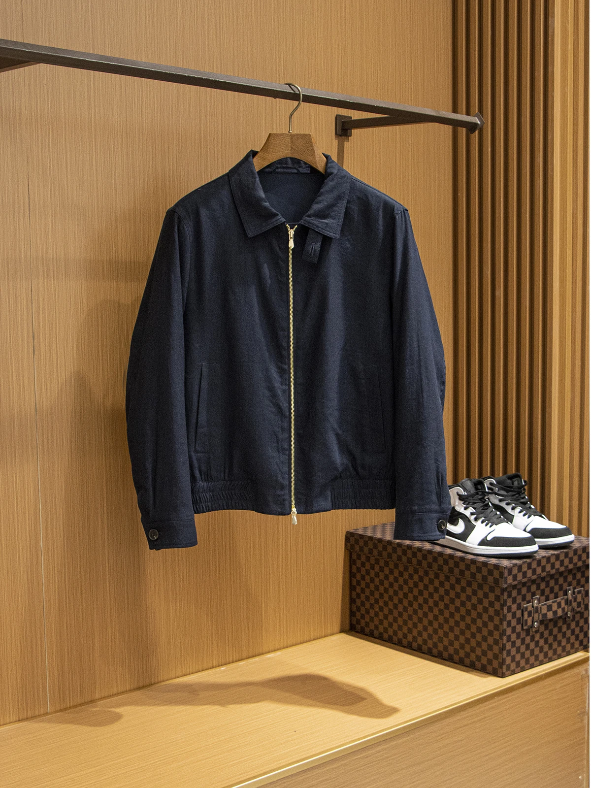 Итальянское удобное дышащее тонкое льняное пальто, весеннее деловое повседневное мужское пальто с джатовым воротником Faion Urban Youth
Итальянское удобное дышащее тонкое льняное пальто, весеннее деловое повседневное мужское пальто с джатовым воротником Faion Urban Youth