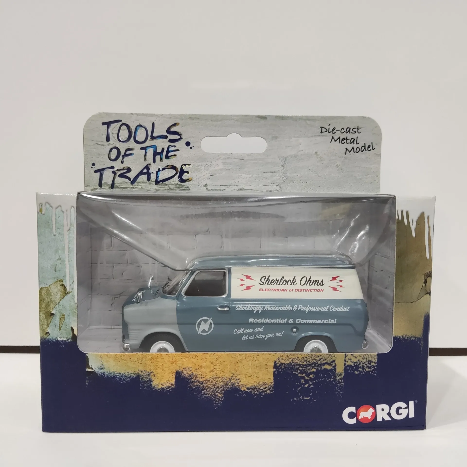 Литой под давлением CORGI Paparazzo, масштаб 1:43, Ford Transit MK 1, также модель автомобиля из сплава, Коллекционная игрушка, подарок, сувенир, украшение для дисплея
Литой под давлением CORGI Paparazzo, масштаб 1:43, Ford Transit MK 1, также модель автомобиля из сплава, Коллекционная игрушка, подарок, сувенир, украшение для дисплея