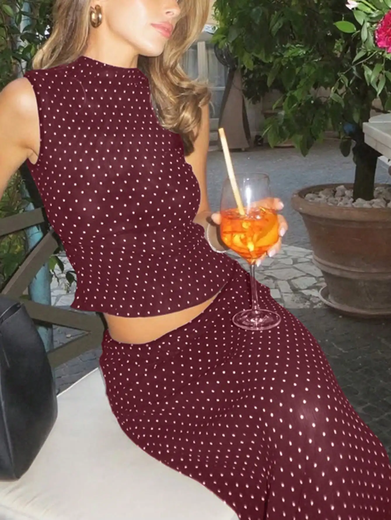 Женский комплект из 2 предметов: бордовый топ без рукавов в горошек и длинная юбка
Женский комплект из 2 предметов: бордовый топ без рукавов в горошек и длинная юбка