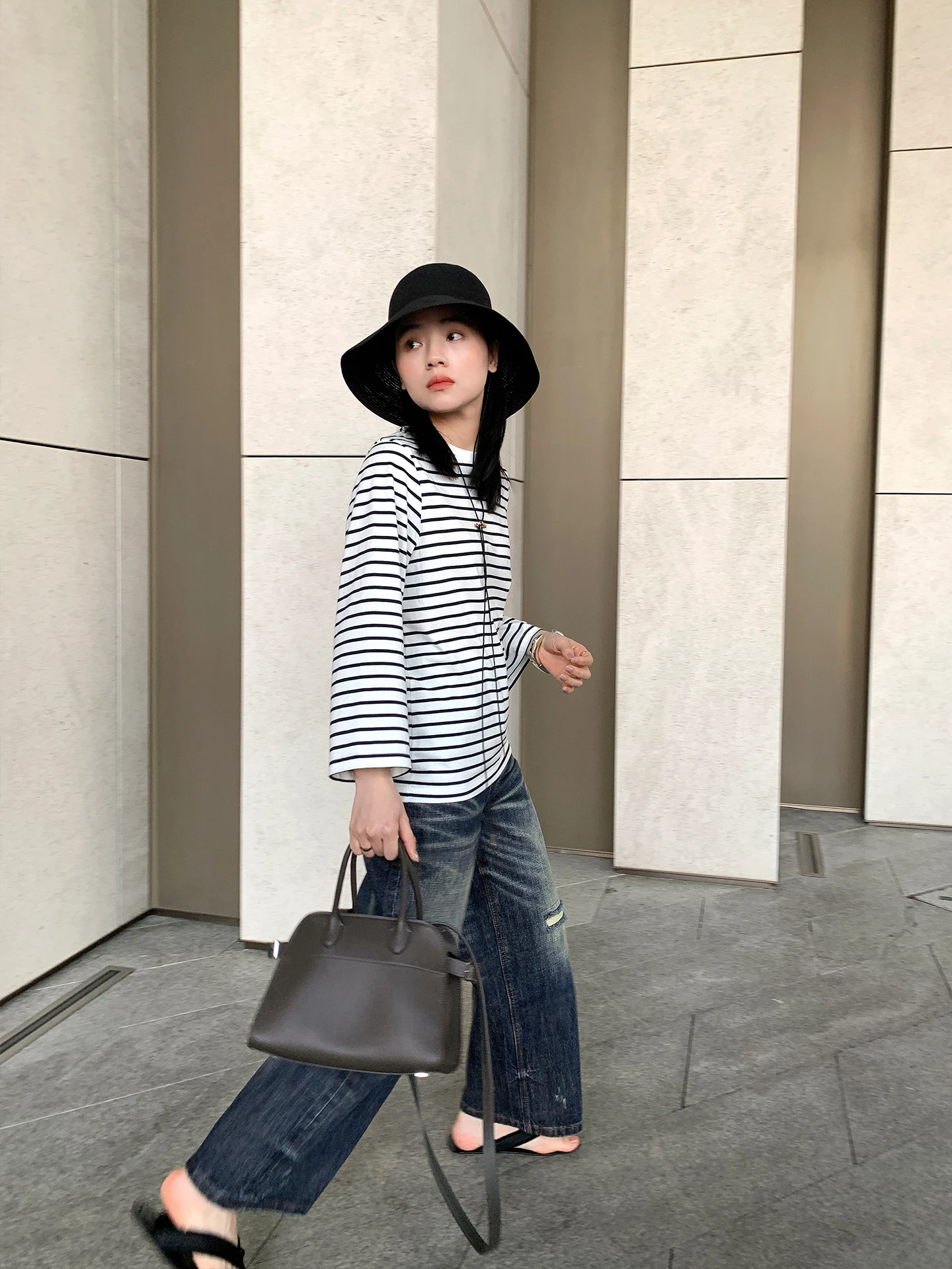 MUALLYCHEN Minimalist Striped T-Shirt Women's Shoulder Width Regular Flared Sleeve Long Sleeve round Neck Mid-Length Top
MUALLYCHEN Minimalist Striped T-Shirt Women's Shoulder Width Regular Flared Sleeve Long Sleeve round Neck Mid-Length Top