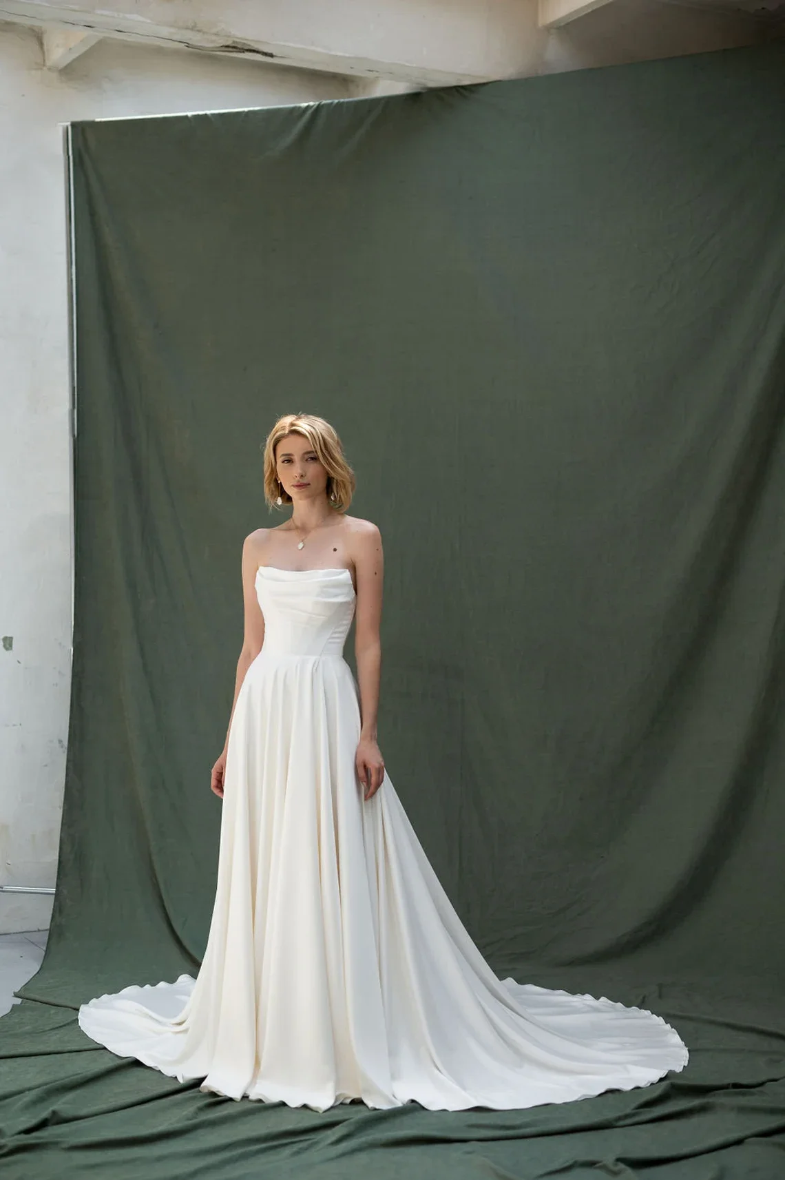 A Line Wedding Dresses Strapless Satin Bridal Gown 2025 Bride Dress with Slit Sweep Train Formal Party Custom Made
A Line Wedding Dresses Strapless Satin Bridal Gown 2025 Bride Dress with Slit Sweep Train Formal Party Custom Made