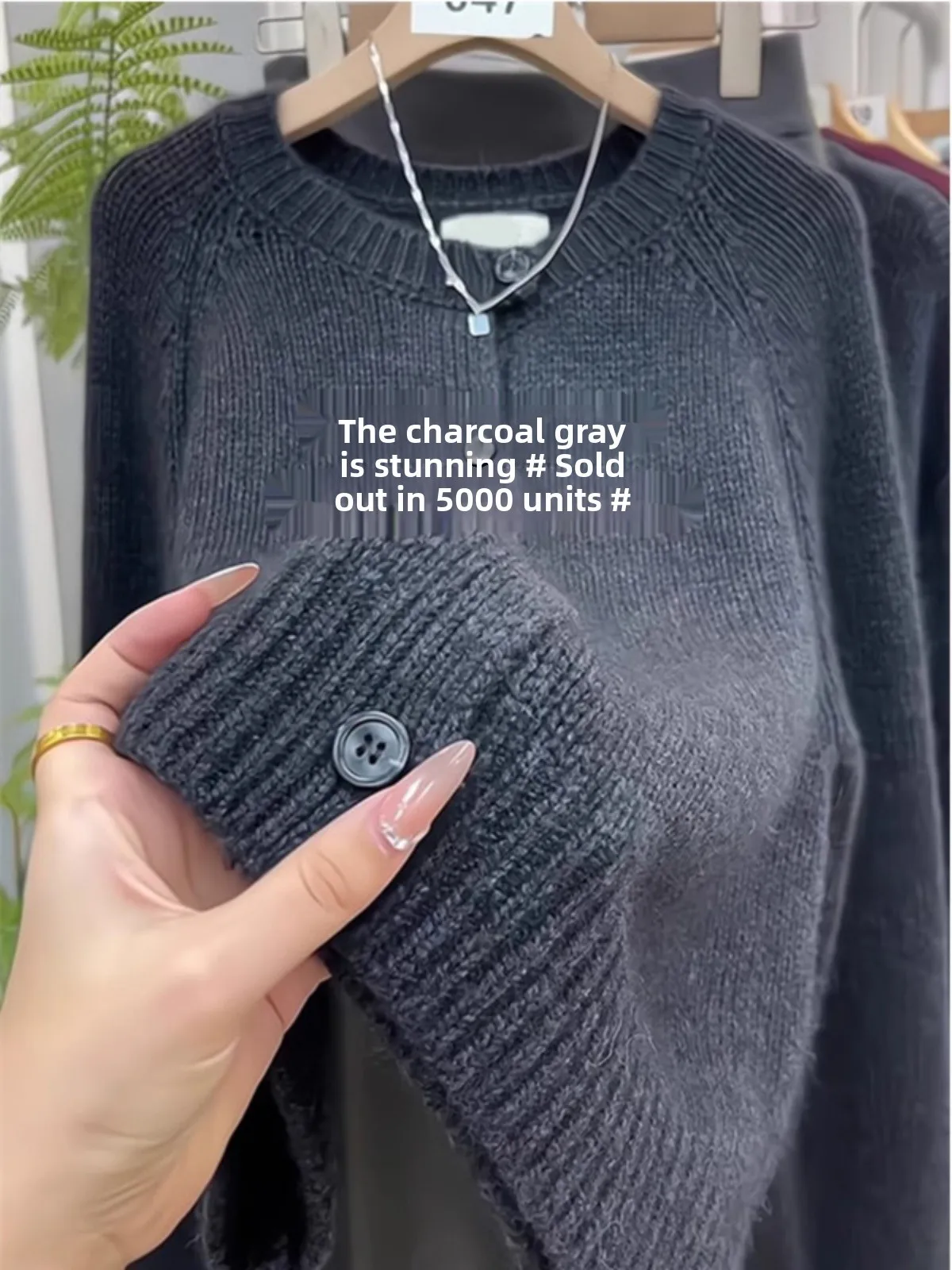 Дымчато-серый вязаный кардиган с круглым вырезом, свободный свитер-жакет для женщин, премиум-класс, осенне-зимняя мода
Дымчато-серый вязаный кардиган с круглым вырезом, свободный свитер-жакет для женщин, премиум-класс, осенне-зимняя мода