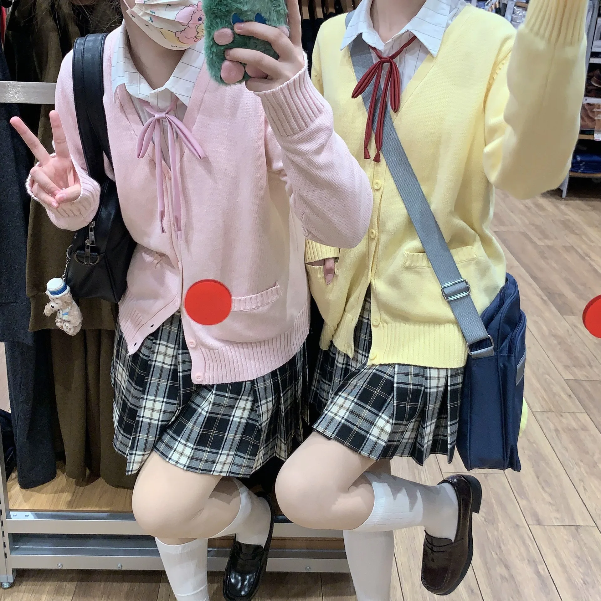 Студенческий вязаный кардиган для женщин, осенне-зимний свободный свитер, куртка в консервативном стиле, однобортное вязаное пальто с длинными рукавами
Студенческий вязаный кардиган для женщин, осенне-зимний свободный свитер, куртка в консервативном стиле, однобортное вязаное пальто с длинными рукавами