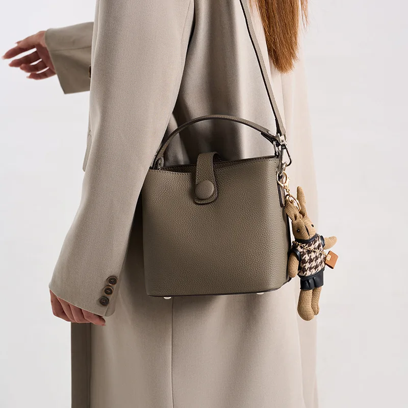 Новая стильная и высококачественная женская сумка-ведро 2025 года, женская сумка, высококачественная сумка через плечо, маленькая сумка для ношения в руке
Новая стильная и высококачественная женская сумка-ведро 2025 года, женская сумка, высококачественная сумка через плечо, маленькая сумка для ношения в руке