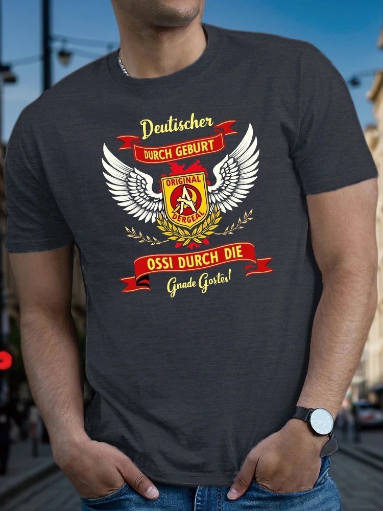 Винтажная мужская футболка с гербом Восточной Германии и патриотическим красным/белым/черным/золотым дизайном - 100% хлопок с принтом.
Винтажная мужская футболка с гербом Восточной Германии и патриотическим красным/белым/черным/золотым дизайном - 100% хлопок с принтом.