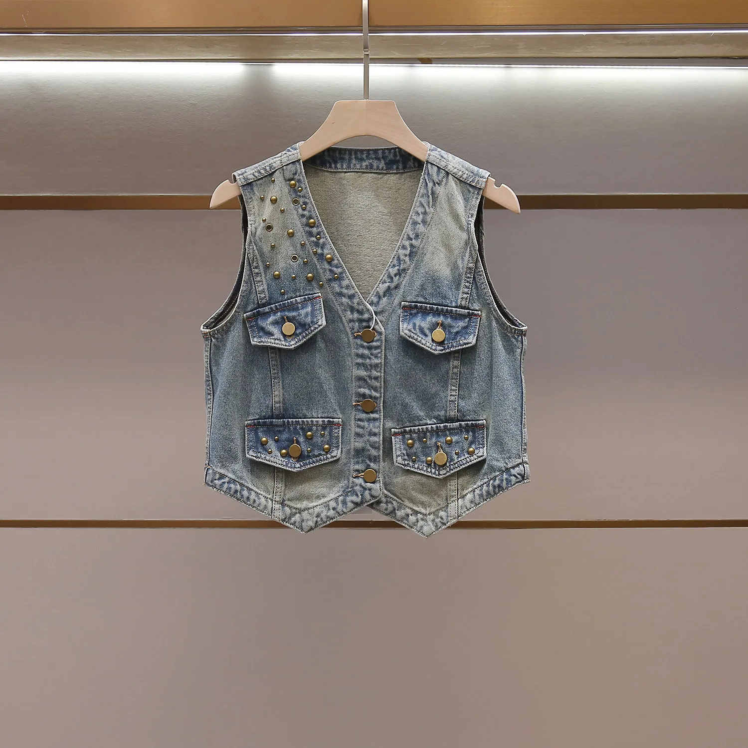High-End Women's Vintage Spicy Girl Design Bead V-Neck Open Cardigan Denim Vest Spring Summer New Style Commute Style Loose Fit
High-End Women's Vintage Spicy Girl Design Bead V-Neck Open Cardigan Denim Vest Spring Summer New Style Commute Style Loose Fit