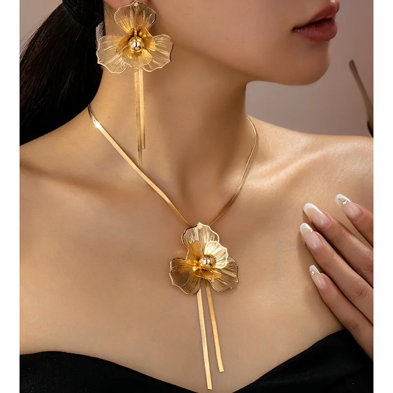 Luxury Gold Floral Tassel Jewelry Set Statement Flower Drop Earrings & Necklace for Wedding Party
Luxury Gold Floral Tassel Jewelry Set Statement Flower Drop Earrings & Necklace for Wedding Party