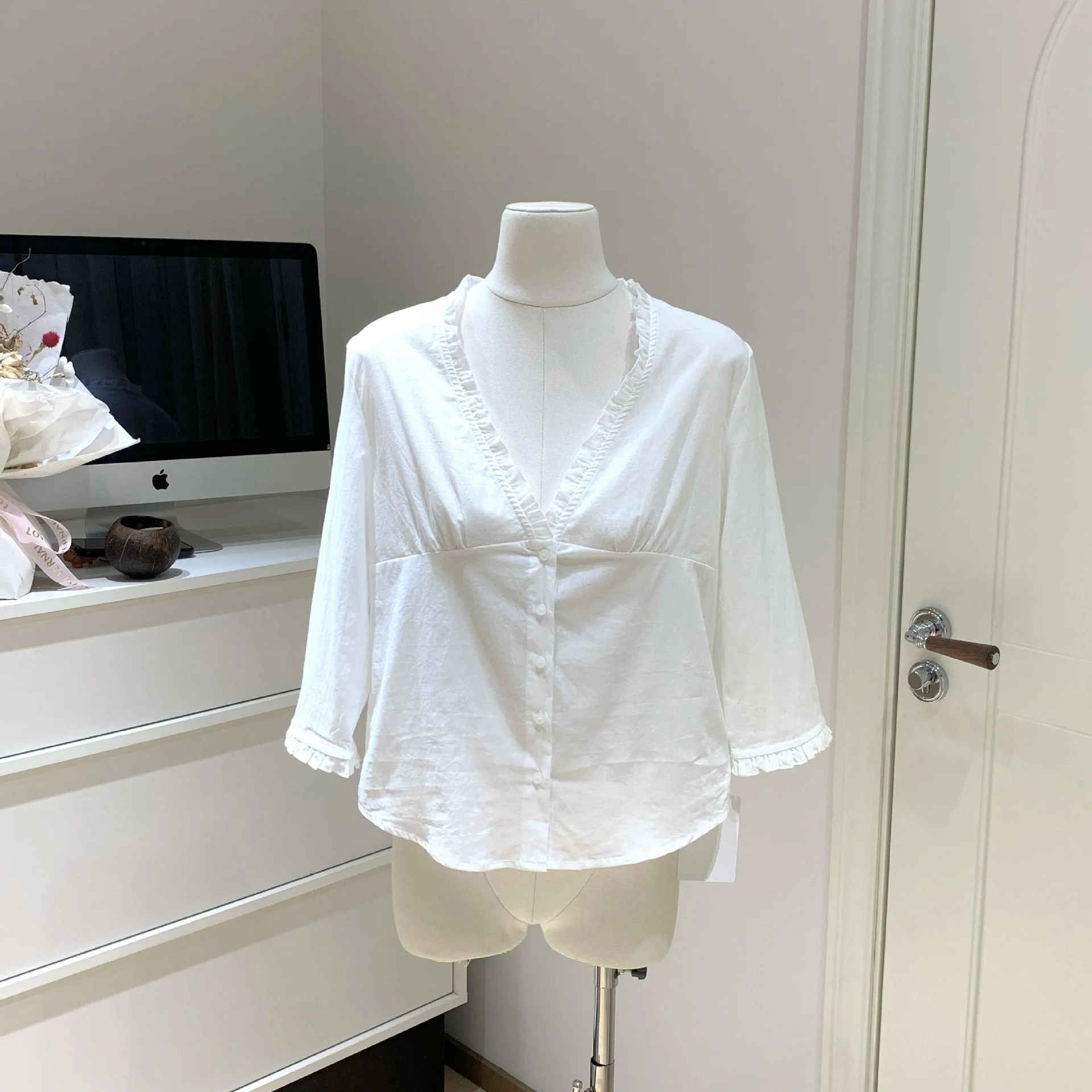 V-neck shirt with the same origin fabric, refreshing and breathable oxygen cotton casual white shirt
V-neck shirt with the same origin fabric, refreshing and breathable oxygen cotton casual white shirt