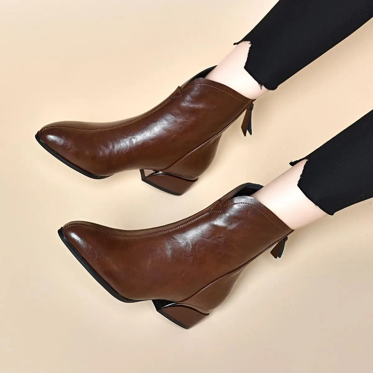 Женские короткие туфли с острым носком на флисовой подкладке Теплые кожаные ботильоны для женщин Дизайнерские роскошные ботильоны большого размера Hot New Rock Pu Booties
Женские короткие туфли с острым носком на флисовой подкладке Теплые кожаные ботильоны для женщин Дизайнерские роскошные ботильоны большого размера Hot New Rock Pu Booties