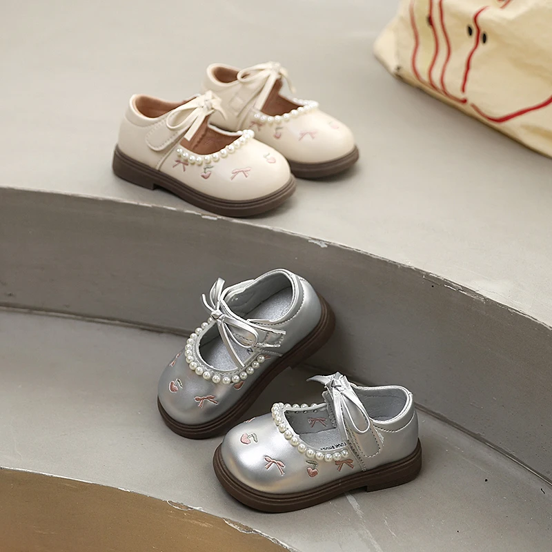 Новая горячая Распродажа, детские туфли на плоской подошве с вышивкой и бантом для девочек, модные туфли принцессы Мэри Джейн для свадебной вечеринки, детская кожаная обувь
Новая горячая Распродажа, детские туфли на плоской подошве с вышивкой и бантом для девочек, модные туфли принцессы Мэри Джейн для свадебной вечеринки, детская кожаная обувь