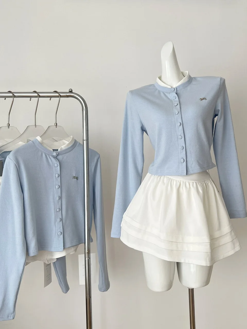 Синий вязаный открытый кардиган и юбка-тортик с высокой талией. Мягкий уютный комплект из двух предметов с высокой талией для женщин.
Синий вязаный открытый кардиган и юбка-тортик с высокой талией. Мягкий уютный комплект из двух предметов с высокой талией для женщин.