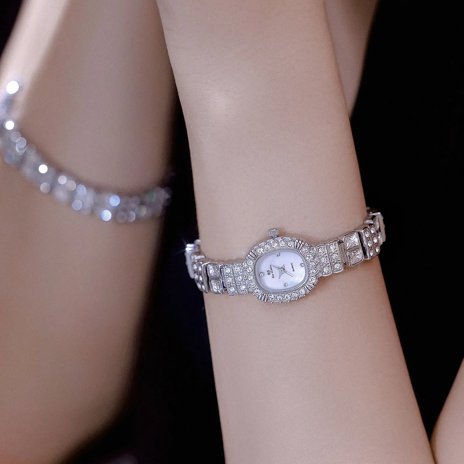 Elegant women's watch, rainbow-colored light luxuryexquisite retro high-end wristwatch, fashionable quartz watch, women's gift.
Elegant women's watch, rainbow-colored light luxuryexquisite retro high-end wristwatch, fashionable quartz watch, women's gift.